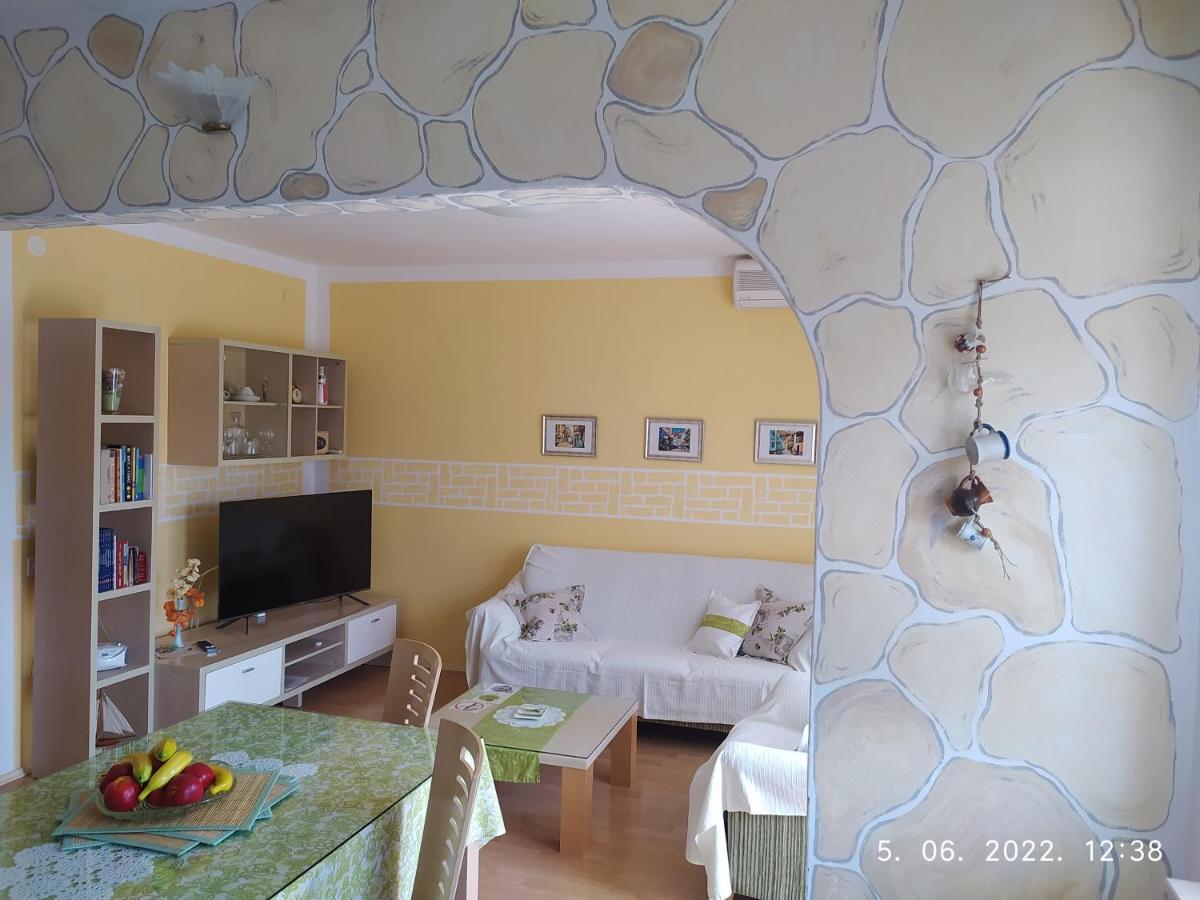 Apartma Sara *